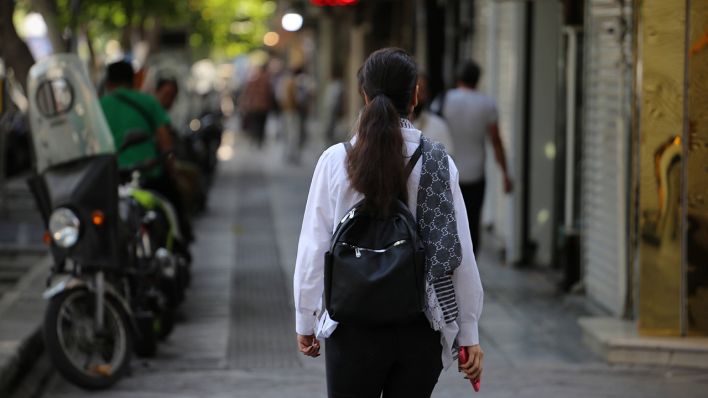 Junge Frau in Teheran ohne Koptuch (Archivbild) © IMAGO / ZUMA Press Wire