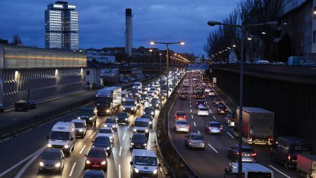 Stark befahrene Autobahn A100 in Berlin © imago images/Jochen Eckel