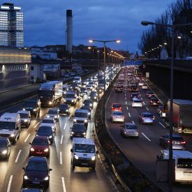 Stark befahrene Autobahn A100 in Berlin © imago images/Jochen Eckel