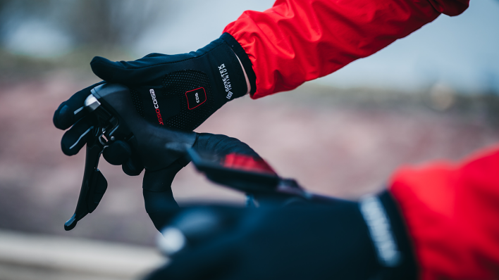 Handschuhe beim Radfahren © IMAGO / Wirestock