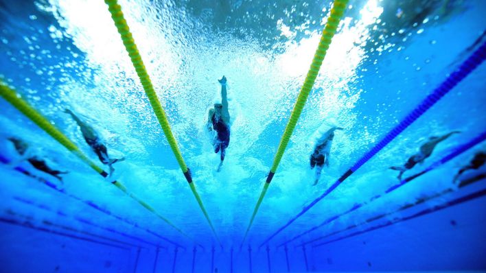 Schwimmer aus der Unterwasserperspektive (Symbolbild) © imago images/Xinhua