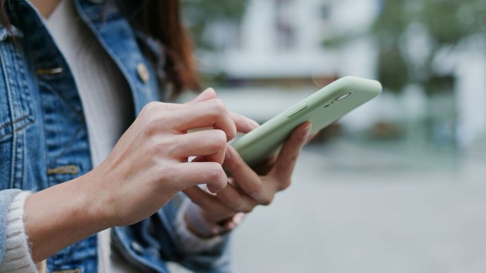 Eine Frau nutzt ihr Smartphone © imago images/PantherMedia