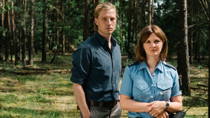 Alina Stiegler (Tonja Raabe, re.) und Anton Rubtsov (Anton Raabe) spielen die Hauptrollen in 'Der Krimi aus Brandenburg: Die Raaben und das tote Mädchen'. © rbb/Elliott Kreyenberg