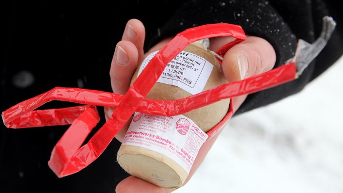 Eine so genannte Kugelbombe bei einer Vorführung der Feuerwehr © picture alliance / dpa | Malte Christians