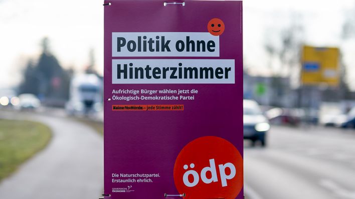 Wahlplakat der ödp (Ökologische demokratische Partei) mit dem Slogan: Politik ohne Hinterzimmer © picture alliance / Eibner-Pressefoto | Eibner-Pressefoto/Franz Feiner