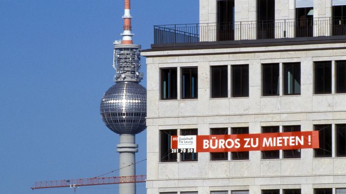 "Büros zu Mieten!" steht an einem Bürogebäude in Berlin © imago/Steinach