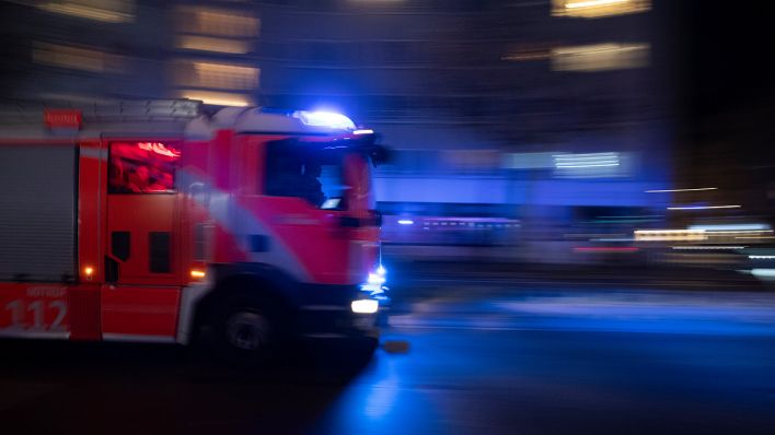 Ein Einsatzfahrzeug der Feuerwehr fährt in der Silvesternacht in Berlin zu einem Einsatz © Paul Zinken/dpa