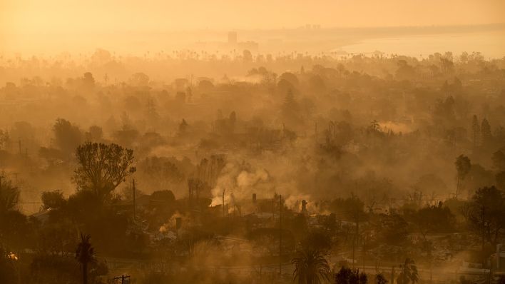 USA, Los Angeles: Die Verwüstung durch das Palisades-Feuer ist am frühen Morgen im Stadtteil Pacific Palisades von Los Angeles zu sehen © John Locher/AP/dpa