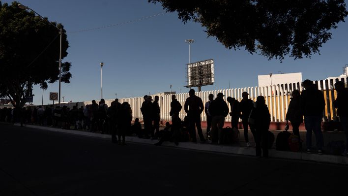 Migranten warten am Grenzübergang El Chaparral zwischen Mexiko und den Vereinigten Staaten in Tijuana © Omar Martínez/dpa