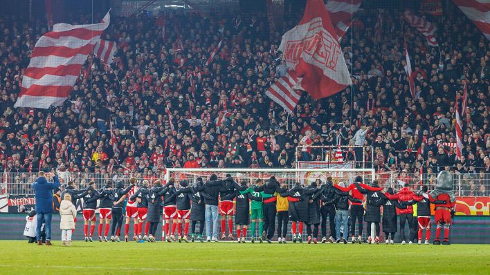 Spieler von Union Berlin bedanken sich nach dem Sieg gegen Mainz bei den Fans © Andreas Gora/dpa