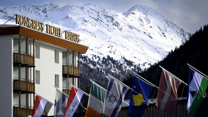 Am Kongress Hotel Davos wehen die Flaggen vieler Länder beim Start des 55. Jahrestreffen des Weltwirtschaftsforum (WEF) in Davos © Laurent Gillieron/KEYSTONE/dpa