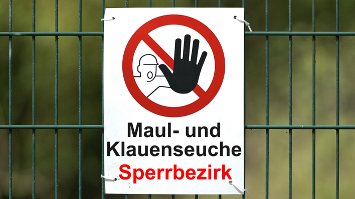 Warnschild mit der Aufschrift "Maul- und Klauenseuche Sperrbezirk" (Symbolfoto).