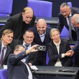 Bundestag: Die AfD feiert Abstimmungsergebnis für eine Verschärfung der Migrationspolitik © picture alliance/dpa | Michael Kappeler