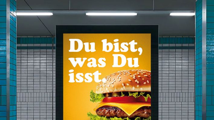 "Du bist, was Du isst." steht auf einer Plakatmontage in einem U-Bahnhof © Bürger is King