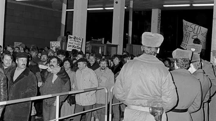 Besetzung der Stasi-Zentrale in der Normannenstrasse in Berlin am 15.01.1990 © IMAGO / Rolf Zöllner