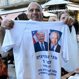 Mann in Jerusalem hält Trump/Netanyahu- T-Shirt vor die Kamera © IMAGO / UPI Photo