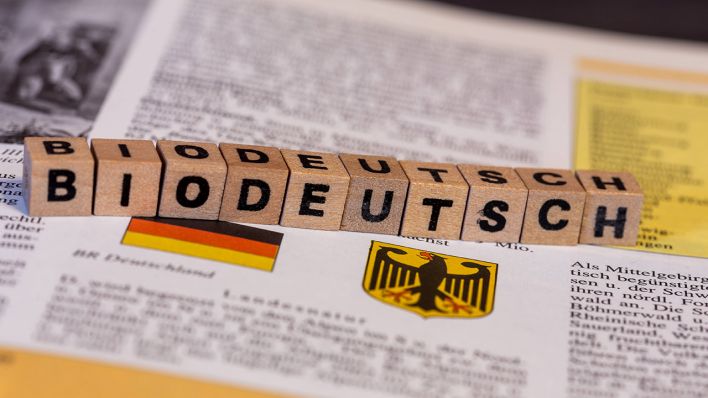 Buchstabenwürfel zeigen das Wort Biodeutsch © IMAGO / Herrmann Agenturfotografie