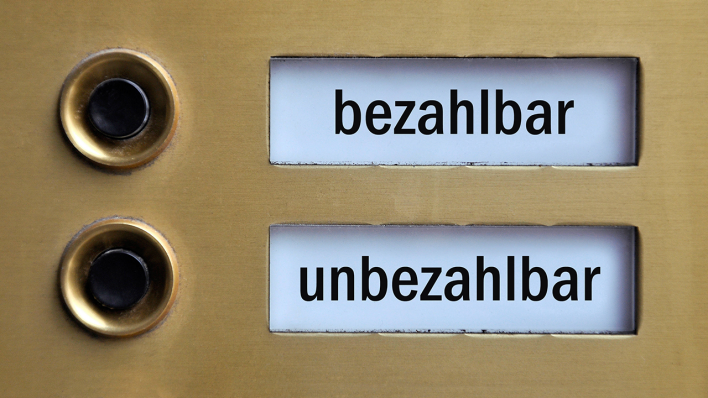 Auf einem Klingelschild steht "bezahlbar" und "unbezahlbar" © IMAGO/Steinach