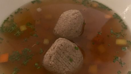 Rindsuppe mit Leberknödel und Grießnockerl im Café "Engländer" © Johannes Paetzold