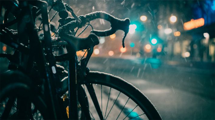 Fahrrad im Schneeregen © IMAGO / Pond5 Images