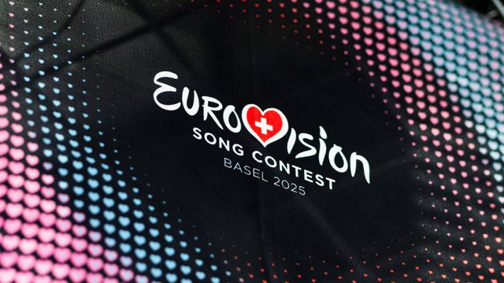 Flagge mit dem Logo des Eurovision Song Contest Basel 2025 © IMAGO/Avalon.red