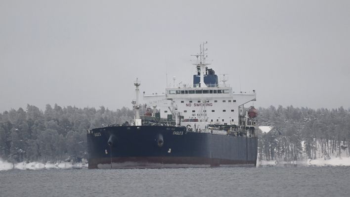 Der auf den Cookinseln registrierte Öltanker Eagle S ankert in der Nähe des Hafens Kilpilahti in Porvoo, Finnland, im Finnischen Meerbusen. Der Tanker wird verdächtigt, Teil der sogenannten russischen Schattenflotte zu sein