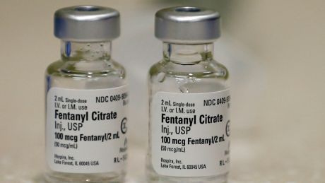 Kleine Fläschchen mit Fentanyl © Rick Bowmer/AP/dpa