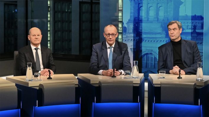 Olaf Scholz (SPD), Friedrich Merz (CDU) und Markus Söder (CSU) bei der "Berliner Runde" von ARD und ZDF © picture alliance/dpa/AFP POOL | Stefanie Loos