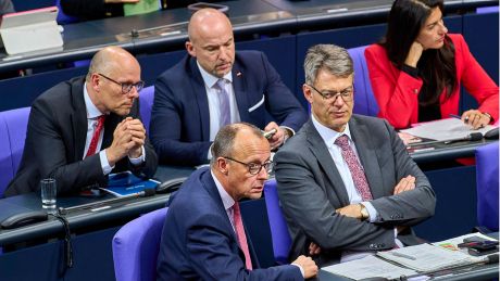 Friedrich Merz (CDU) verfolgt mit Parteikolleginnen und -kollegen der Abstimmung im Bundestag am 31.01.2025 © imago images/Mike Schmidt