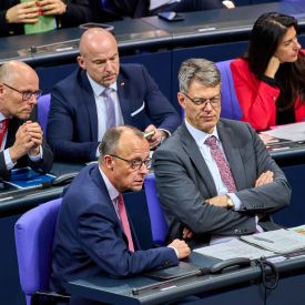 Friedrich Merz (CDU) verfolgt mit Parteikolleginnen und -kollegen der Abstimmung im Bundestag am 31.01.2025 © imago images/Mike Schmidt