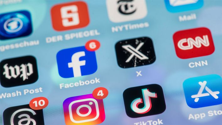 Instagram, Facebook und X mit anderen Apps auf dem Smartphone © IMAGO / Wolfgang Maria Weber