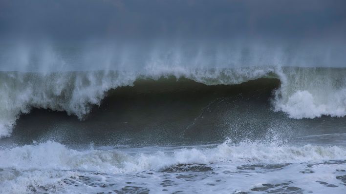 Sturm, Meeresbrandung, Wellen © IMAGO / Guido Schiefer