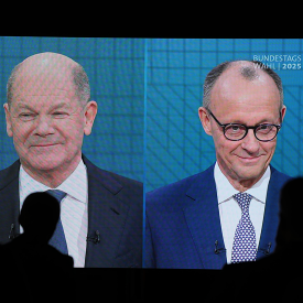 Journalist*innen schauen das TV-Duell von ARD und ZDF zwischen Bundeskanzler Olaf Scholz (SPD) und Friedrich Merz, Unions-Kanzlerkandidat und CDU-Bundesvorsitzender © picture alliance/dpa|Kay Nietfeld