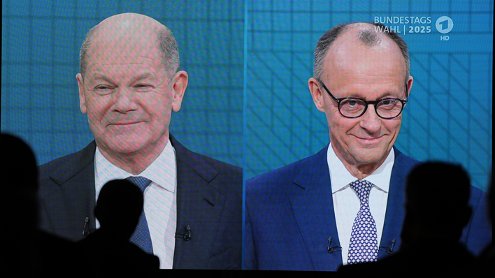 Journalist*innen schauen das TV-Duell von ARD und ZDF zwischen Bundeskanzler Olaf Scholz (SPD) und Friedrich Merz, Unions-Kanzlerkandidat und CDU-Bundesvorsitzender © picture alliance/dpa|Kay Nietfeld