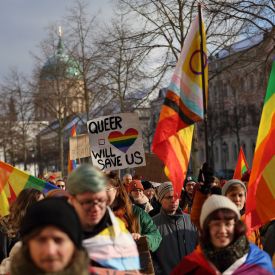 Menschen demonstrieren am 15.02.2025 beim Winter-Christopher-Street-Day für Vielfalt, Toleranz und Gleichberechtigung in Potsdam © imago images/Martin Müller