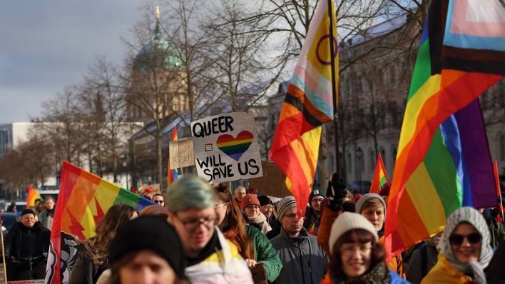 Menschen demonstrieren am 15.02.2025 beim Winter-Christopher-Street-Day für Vielfalt, Toleranz und Gleichberechtigung in Potsdam © imago images/Martin Müller