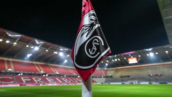 Eckfahne des SC Freiburg im Stadion © IMAGO/Steinsiek.ch