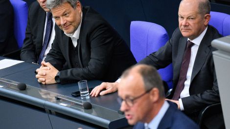 Robert Habeck (Bündnis 90/Die Grünen) und Olaf Scholz (SPD) verfolgen eine Rede von Friedrich Merz (CDU) im Bundestag © Bernd von Jutrczenka/dpa