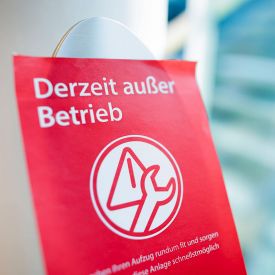 Schild mit der Aufschrift "Derzeit ausser Betrieb" © IMAGO / photothek