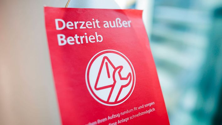 Schild mit der Aufschrift "Derzeit ausser Betrieb" © IMAGO / photothek