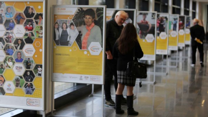 Titelbild der Ausstellung „Wege in den Sport – Ehrenamtliche Engagements im Programm `Integration durch Sport´ des Landessportbundes Brandenburg‘‘ © Brandenburgische Sportjugend im LSB Brb.