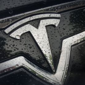 Regentropfen auf einem Tesla © IMAGO / Sven Simon