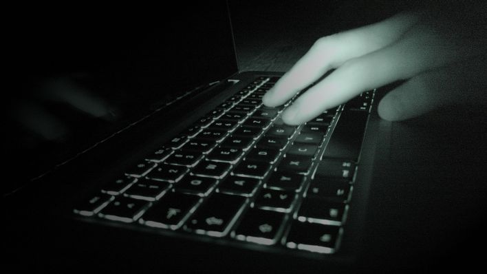 Ein Mann arbeitet an der Tastatur eines Laptops © radioeins/Chris Melzer