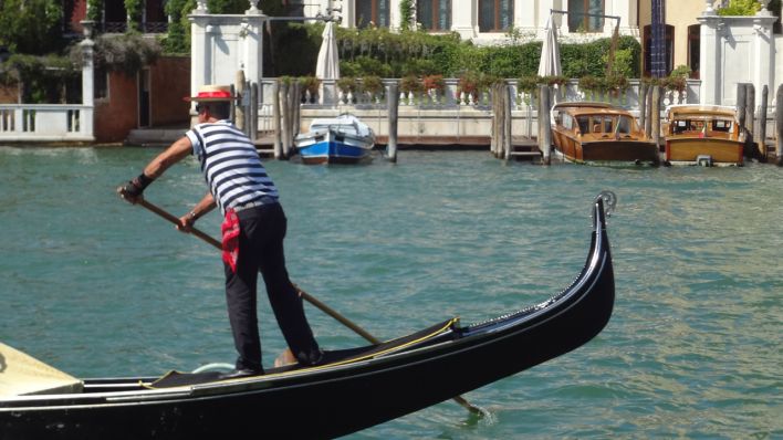 Ein Gondoliere auf dem Canal Grande in Venedig © radioeins/Melzer