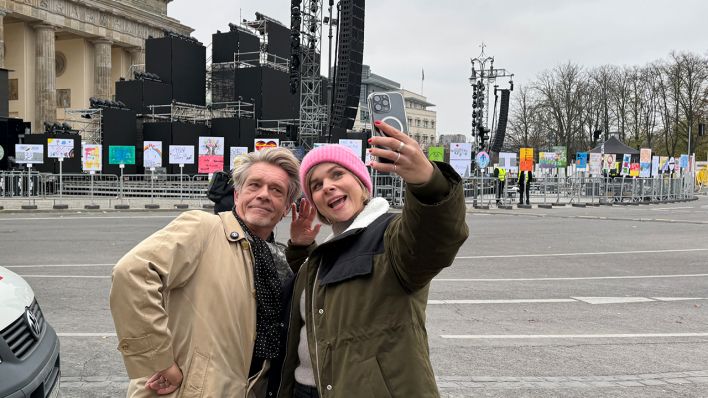 radioeins-Moderatorin Julia Menger mit Hajo Schumacher