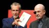 Der Schriftsteller Salman Rushdie (r) zusammen mit dem Schauspieler Ulrich Matthes (l), aufgenommen im Deutschen Theater bei der Lesung seines neuen Buches "Knife. Gedanken nach einem Mordversuch"