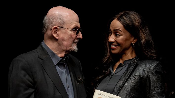 Der Schriftsteller Salman Rushdie zusammen mit seiner Ehefrau Rachel Eliza Griffiths im Rahmen der Lesung seines neuen Buches "Knife. Gedanken nach einem Mordversuch" im Deutschen Theater