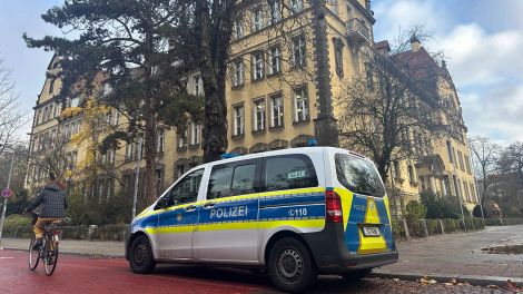 Ein Polizeiwagen steht am Vormittag des 20.11.2024 vor der Friedrich-Bergius-Schule in Berlin-Friedenau, Tempelhof-Schöneberg (Quelle: rbb / Ladegast).